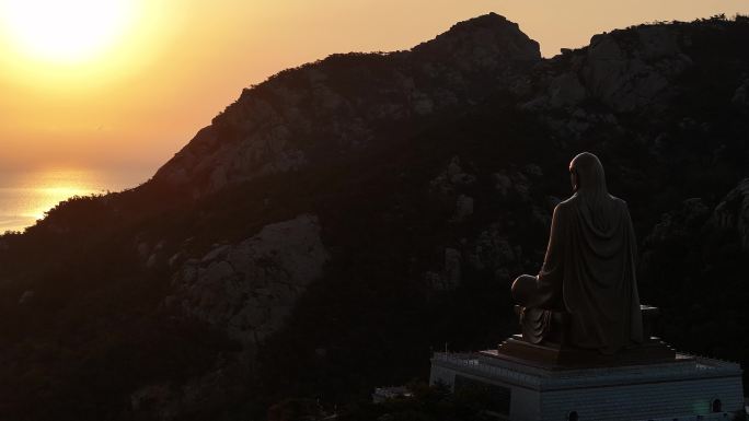 航拍荣成石岛赤山景区大明神雕像黎明晨光