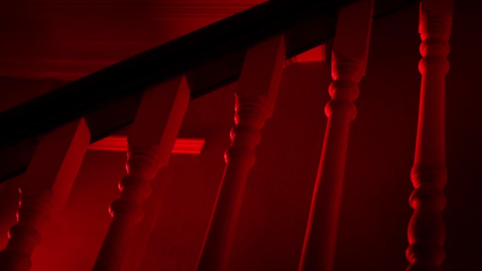 可怕的房子内部经过楼梯在红灯