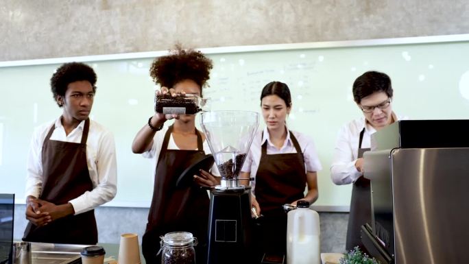 青年培训工作坊，餐厅服务课程，主任或老师在课堂上为咖啡师学生讲解咖啡机制作，创业小生意提升教学