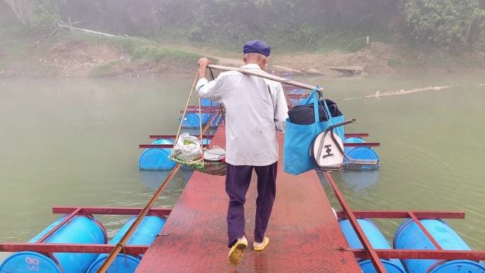 小桥河面浮桥晨雾河水浮桥蒸气升腾农民过桥