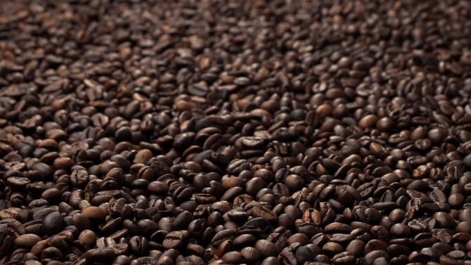 烘焙:烘焙咖啡豆的过程新鲜的咖啡籽。