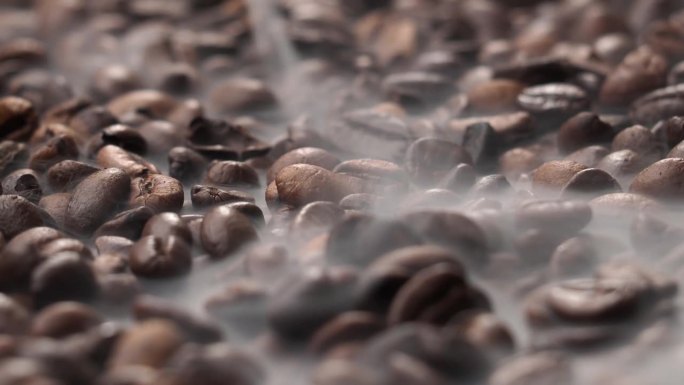 烤咖啡豆。烟来自新鲜的咖啡籽。