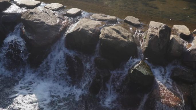 岩石和流水森林海氧吧瀑布溪流水