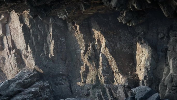 夕阳从岩石的一个洞里照在山洞的地板上