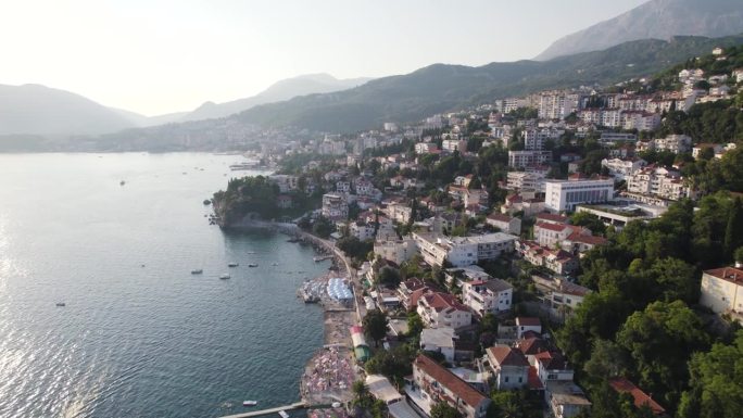 黑山的新赫尔切格:沿海城市景观，亚得里亚海海湾和山脉
