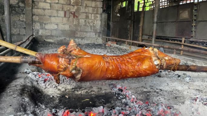 用传统的方法制作lecon。把整只猪放在炭火上烤。