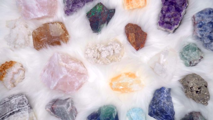 石英晶体的不同形状和颜色的变化为水晶愈合冥想和矿物能量治疗光背景窗格拍摄