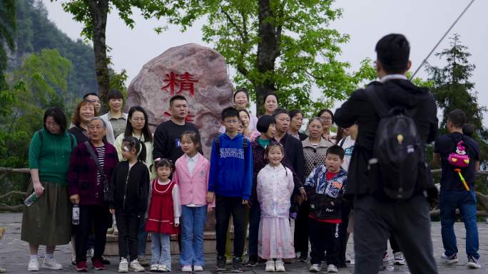 湘西十八洞村精准扶贫感恩坪游客拍照5