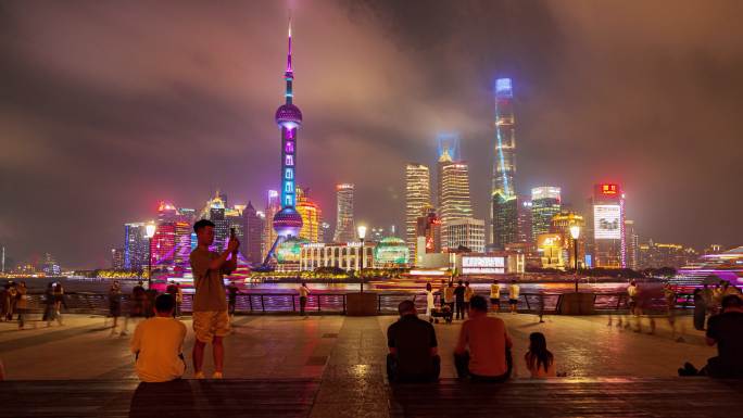 上海外滩夜景游人如织璀璨灯光延时摄影