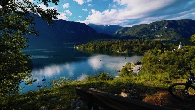 在阳光明媚的日子里，Bohinj湖和山脉的风景如画