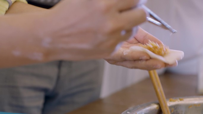 往饺子皮里放饺子馅