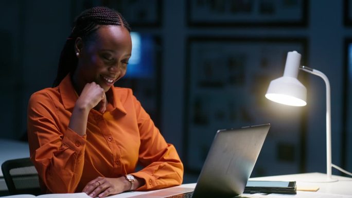 黑人女性，晚上工作和办公室，笔记本电脑和满足于数字，计划和电子邮件。会计，职业和在线报告，研究或技术
