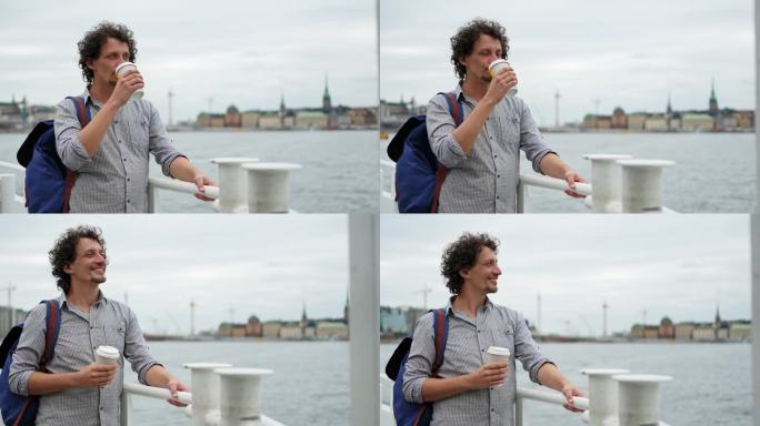 游客在斯德哥尔摩的一艘游船上一边喝咖啡一边欣赏风景