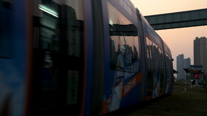 武汉城市轨道公共交通有轨电车与空轨列车