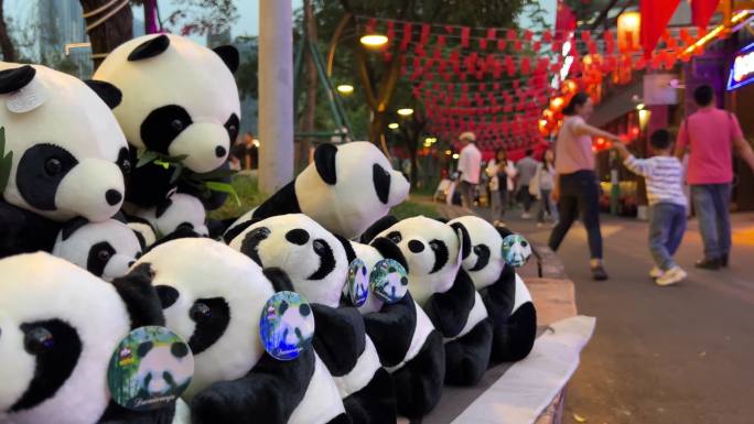大熊猫公仔儿童玩具成都特色商业街夜市