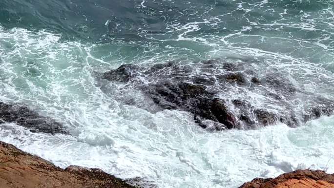 海水拍打礁石 海浪冲击海岸