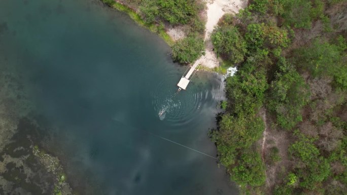 在巴西巴伊亚州查帕达迪亚曼蒂纳的帕蒂河谷，俯瞰男子潜水的Olhos d'água