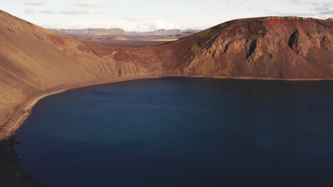 航拍:Blahylur (Bláhylur)火山口湖有平静、清澈的湖水，四周群山环绕。对于那些寻求慰