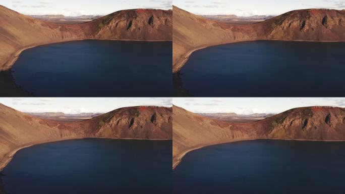 航拍:Blahylur (Bláhylur)火山口湖有平静、清澈的湖水，四周群山环绕。对于那些寻求慰