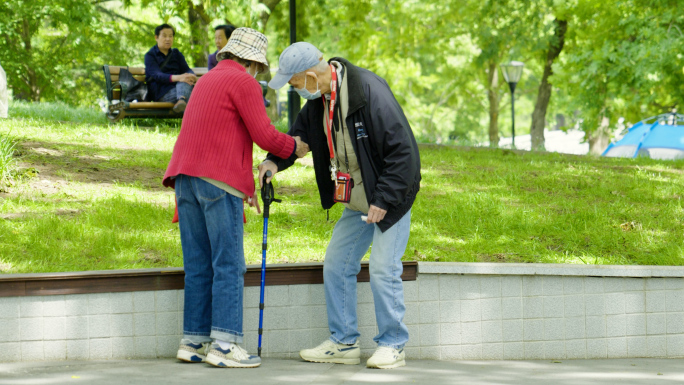 老龄化社会老人背影关爱老人人口老龄化