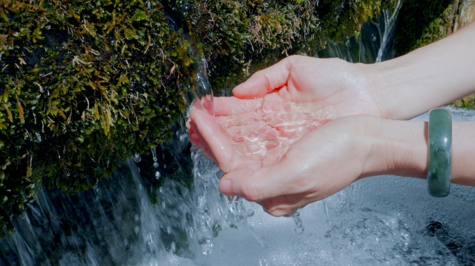 双手捧水 铜瓢接水