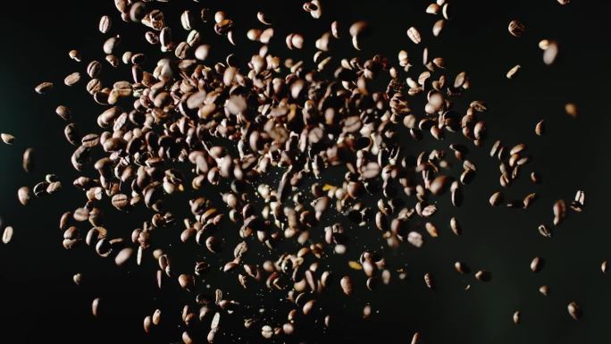 咖啡豆被抛向空中