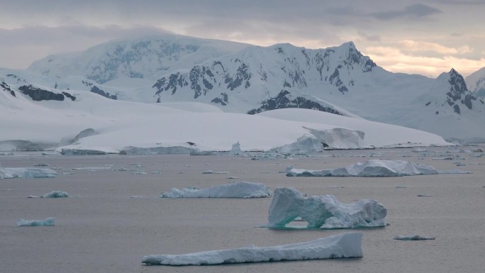 大自然。冰山。北极冬季景观在全球变暖问题。蓝绿色的海湾融化了冰山。极地自然环境中的冰川。沙漠白色的土