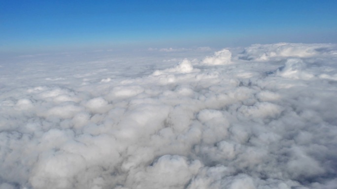 飞机窗外的高空云海风光