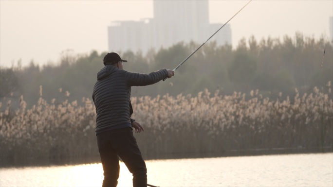钓鱼的人秋天户外活动野钓湖边