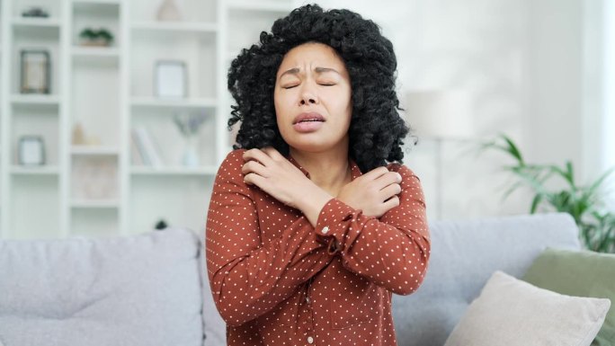 过敏发作瘙痒或瘙痒年轻的非裔美国女性抓挠患有过敏反应