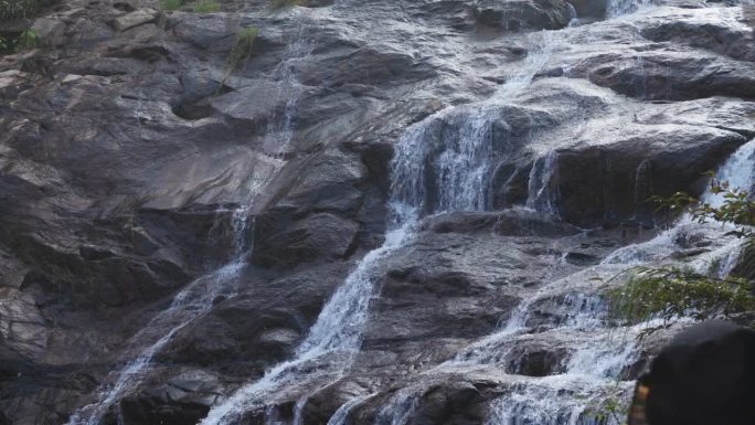 岩石和流水4K分辨率流淌水资源