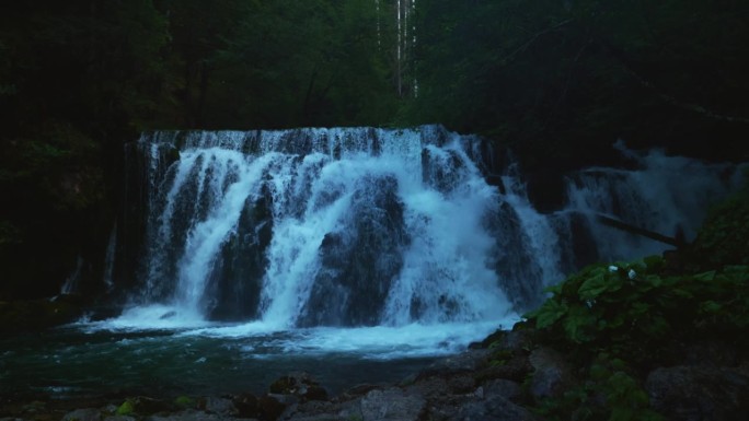 Bohinjka河上美丽瀑布的田园诗般的景色