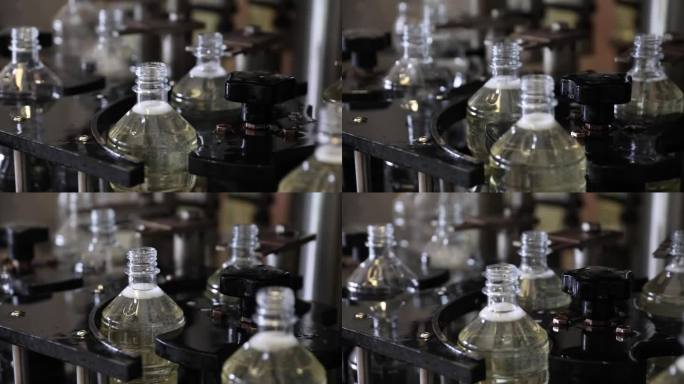 醋厂的塑料瓶被装满了一个近距离拍摄使用自动化机器。