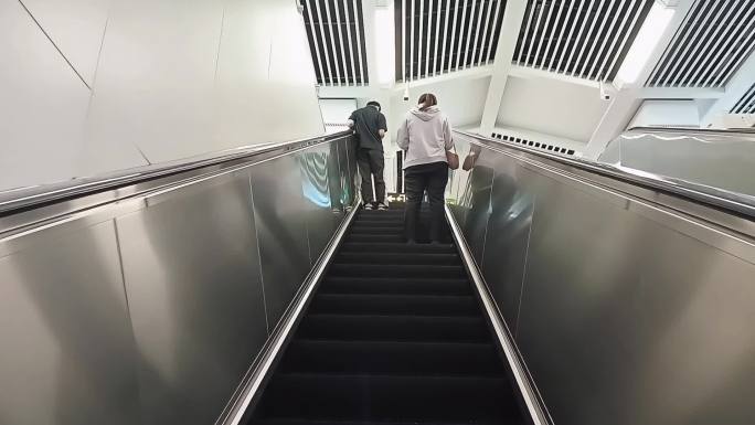 南宁坐地铁上下班坐扶手电梯