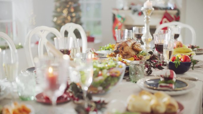 装饰高雅的圣诞宴会餐桌，烤鸡菜，蔬菜和水果配菜，烤土豆，甜点和饮料。在没有人的情况下拍摄视频