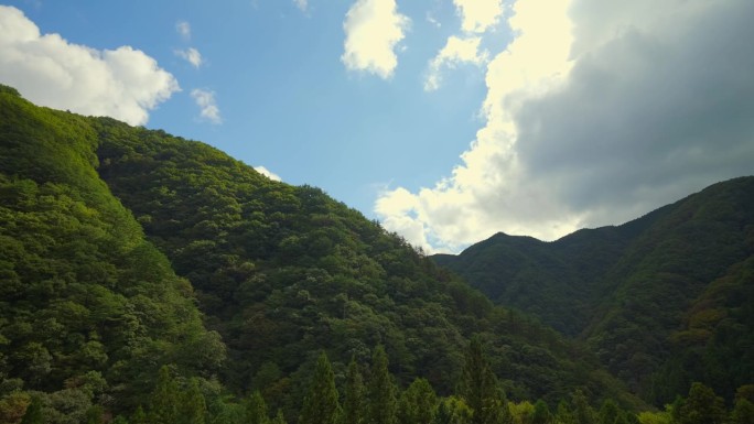 日本香川县的龙游山，蔚为壮观的蓝天白云，自然或徒步旅行