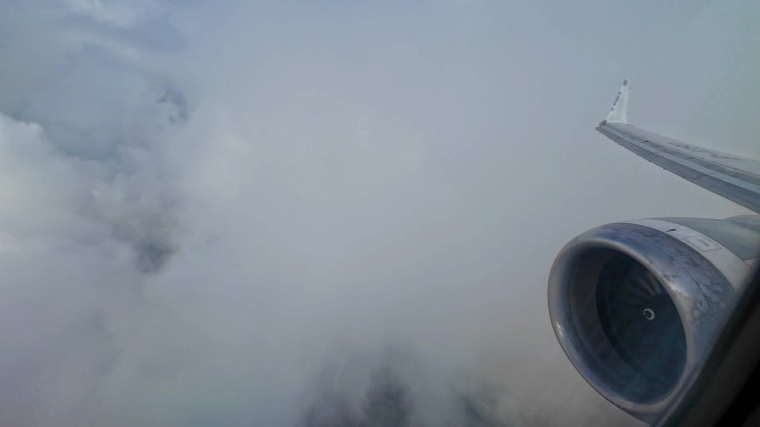 飞机窗外的云海飞机发动机飞行安全
