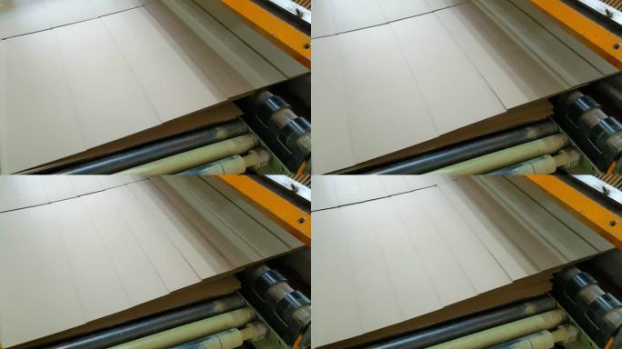 瓦楞纸板在输送机的堆垛过程中。