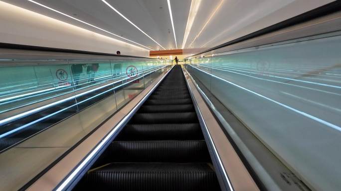 四川成都天府国际机场航站楼的自动扶梯