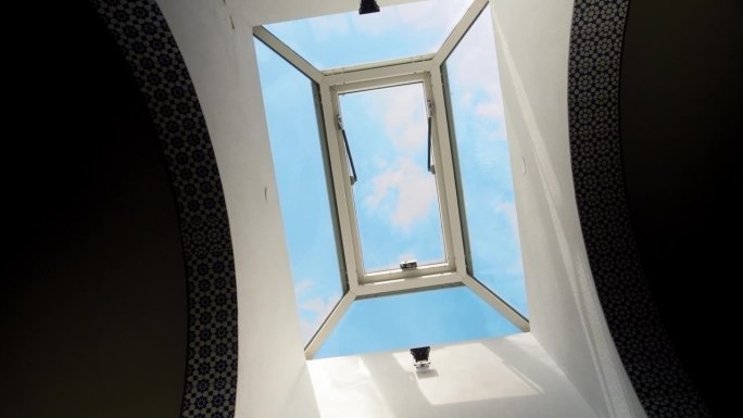 天窗与可操作的通风口和蓝天背景