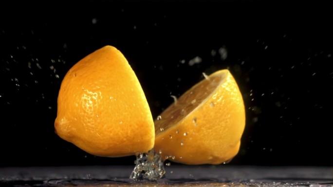 柠檬掉下来摔成两半。用高速摄像机拍摄，每秒1000帧。