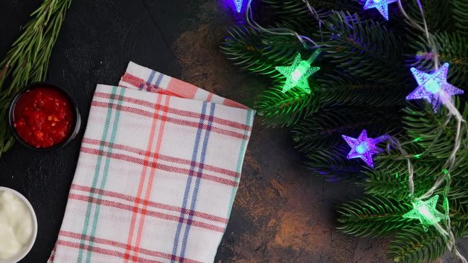 在餐巾纸上放一盘炸鸡翅，摆上圣诞彩灯，生活方式