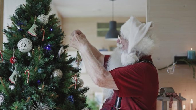 正宗的北欧圣诞老人在家装饰圣诞树