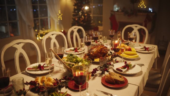 高雅装饰圣诞宴会餐桌烤火鸡菜，蔬菜和水果餐，烤土豆，甜点和饮料。在没有人的情况下拍摄视频