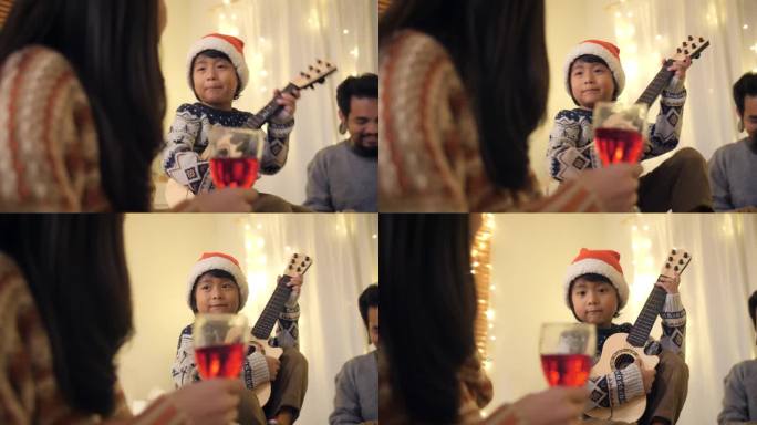 圣诞节那天，一个小男孩和他的家人在装饰得暖暖的客厅里举行聚会。