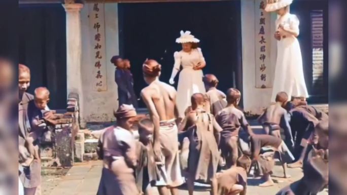 1900年法国贵妇在给越南殖民地孩子发钱