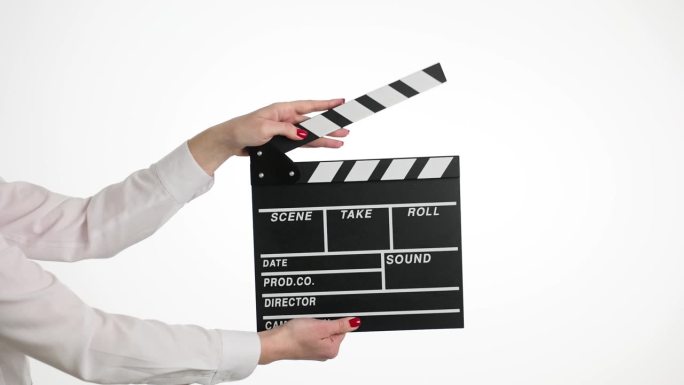在白色背景的短片制作中，女人的手握着隔板电影