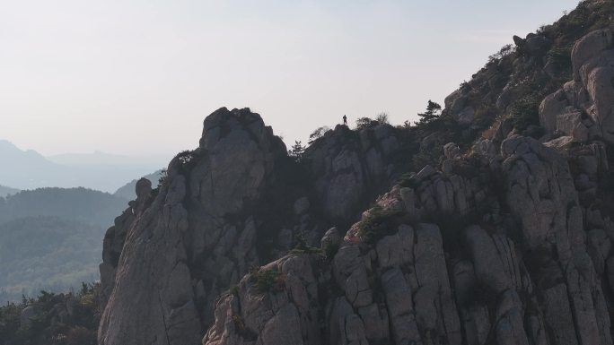 航拍飞越山东荣成石岛赤山风景区观音石秋景