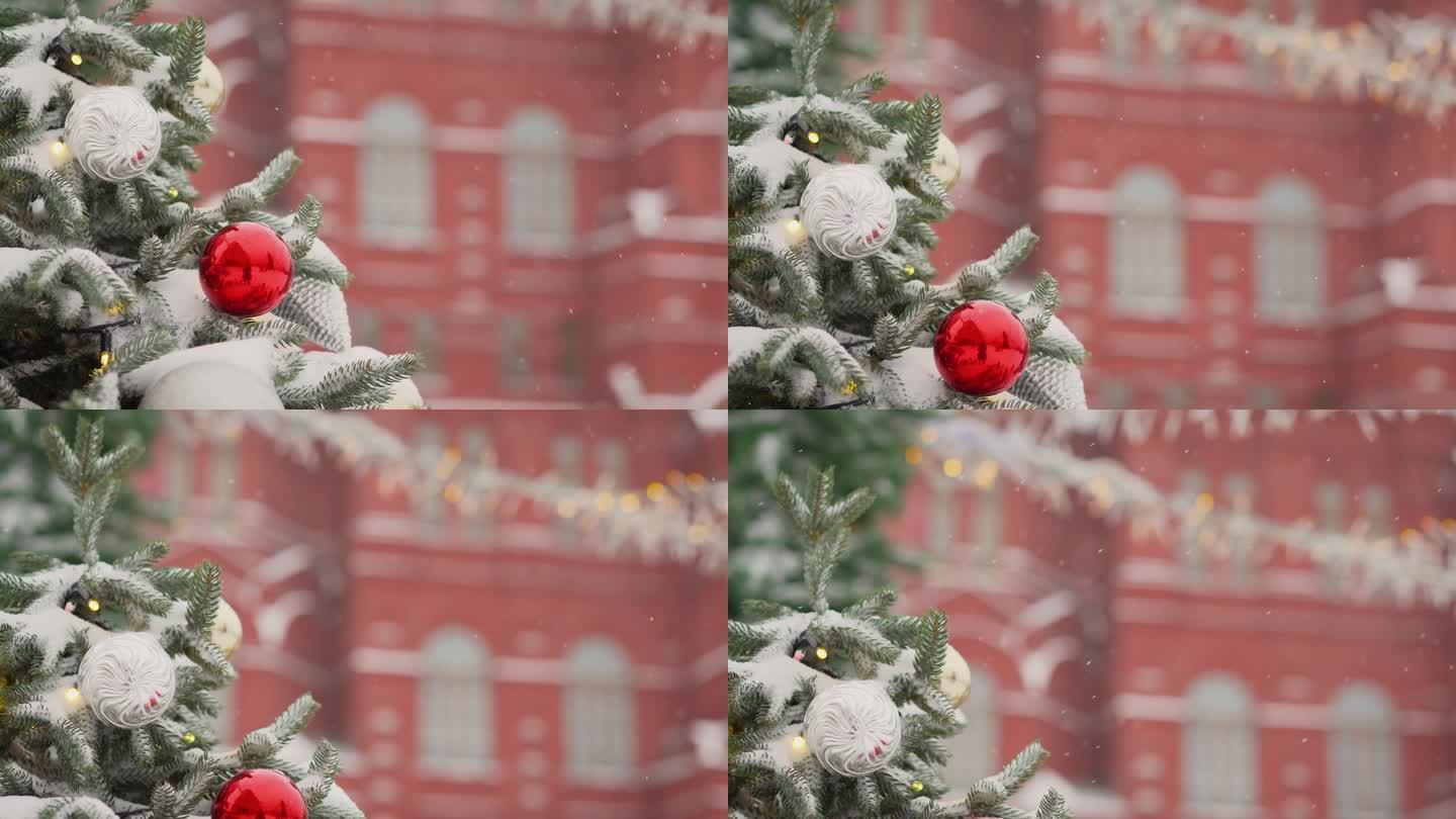 冬天外面的圣诞树。莫斯科红场背景上的圣诞树。圣诞节和新年的概念。冷杉树枝上的红色球，冬天的雪背景。喜