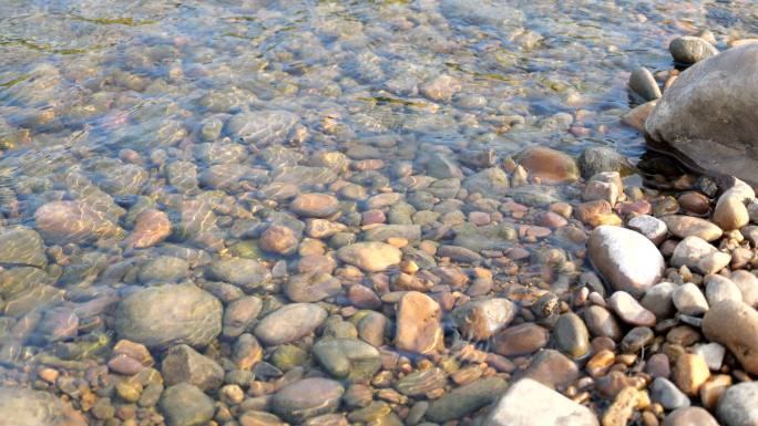 河边鹅卵石 清澈的水